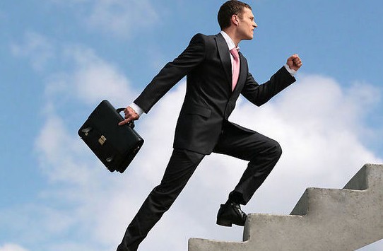 獵頭資訊-年近三十月薪2萬元，她，是怎樣做到的？